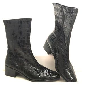 Croc embossed ankle boot; waterproof